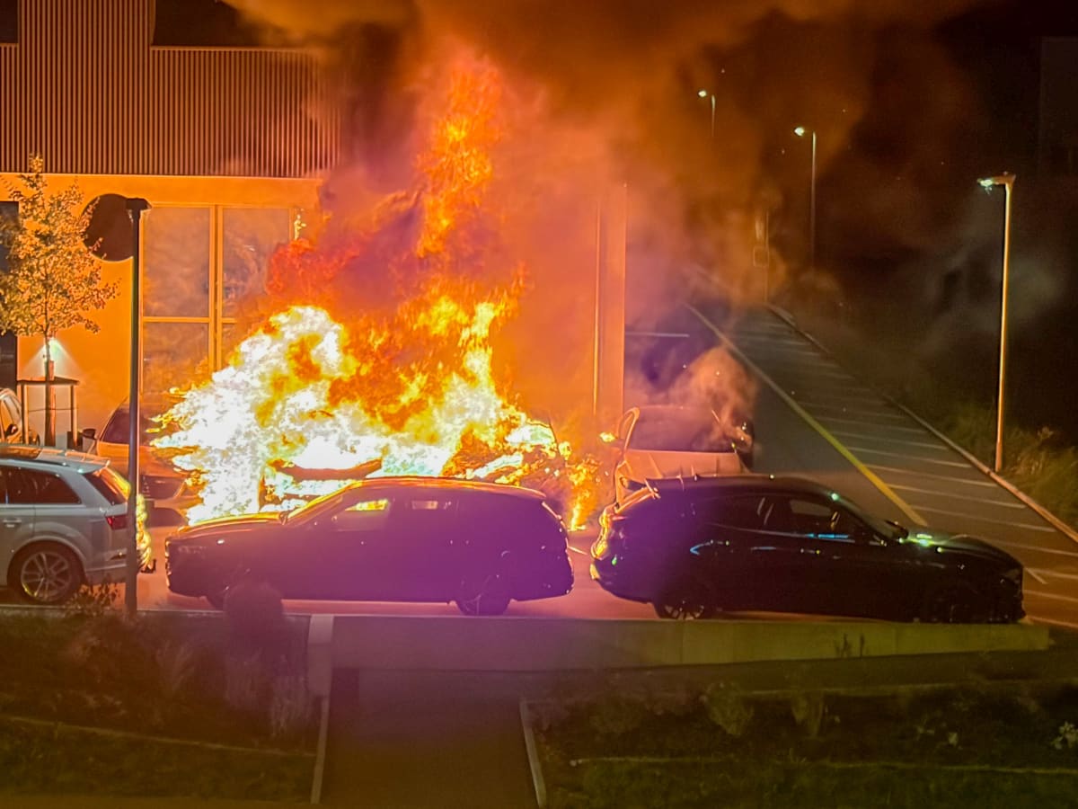 Baar ZG – Vier Fahrzeuge brennen – Feuerwehrmann verletzt
