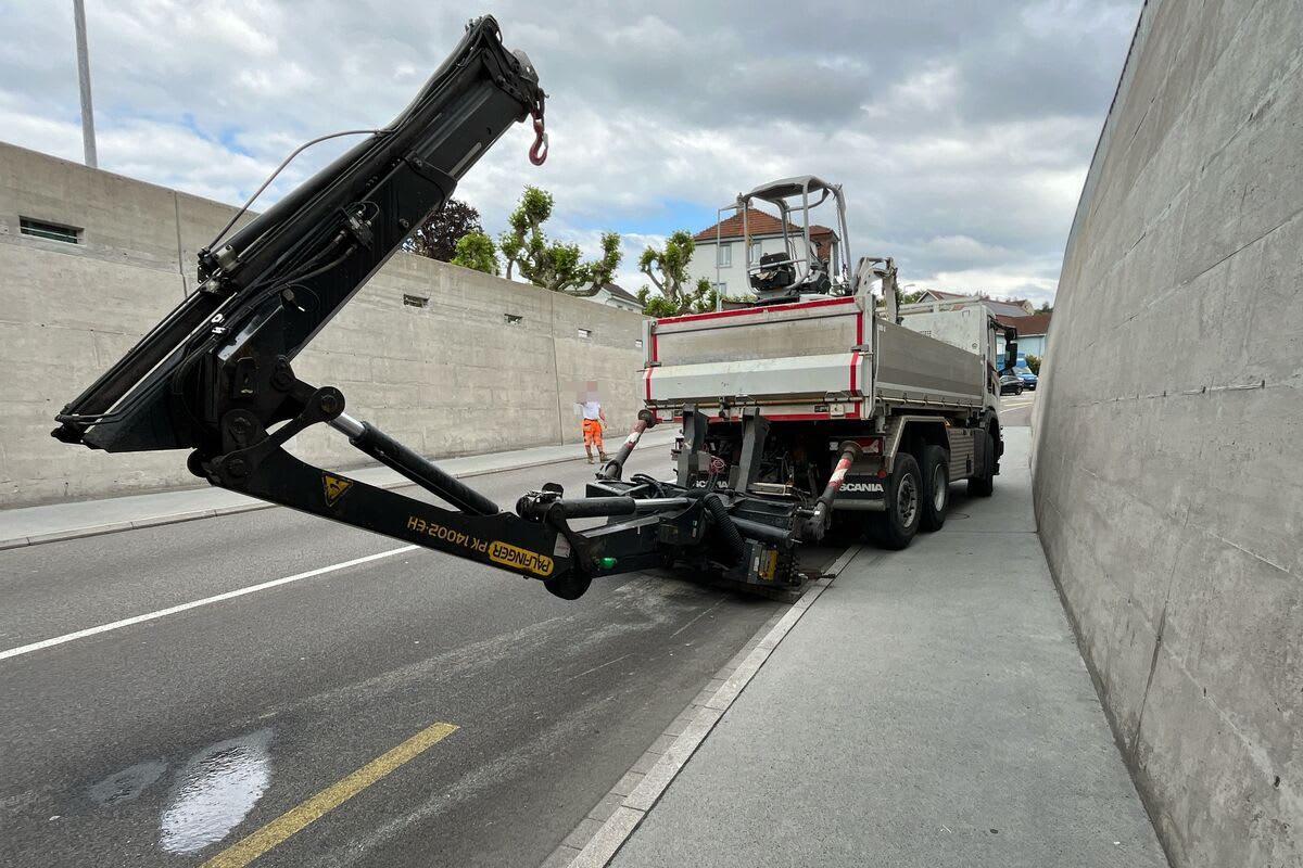Unfall in Schönenwerd SO – Lastwagen rammt Eisenbahnbrücke – Gösgerstrasse gesperrt