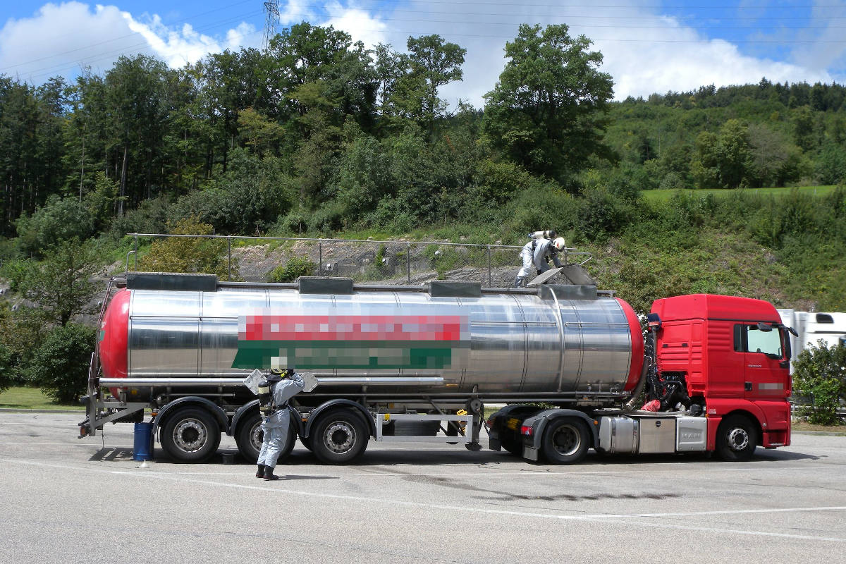 Stadt Solothurn – Sattelmotorfahrzeug verliert Teil seiner flüssigen Ladung