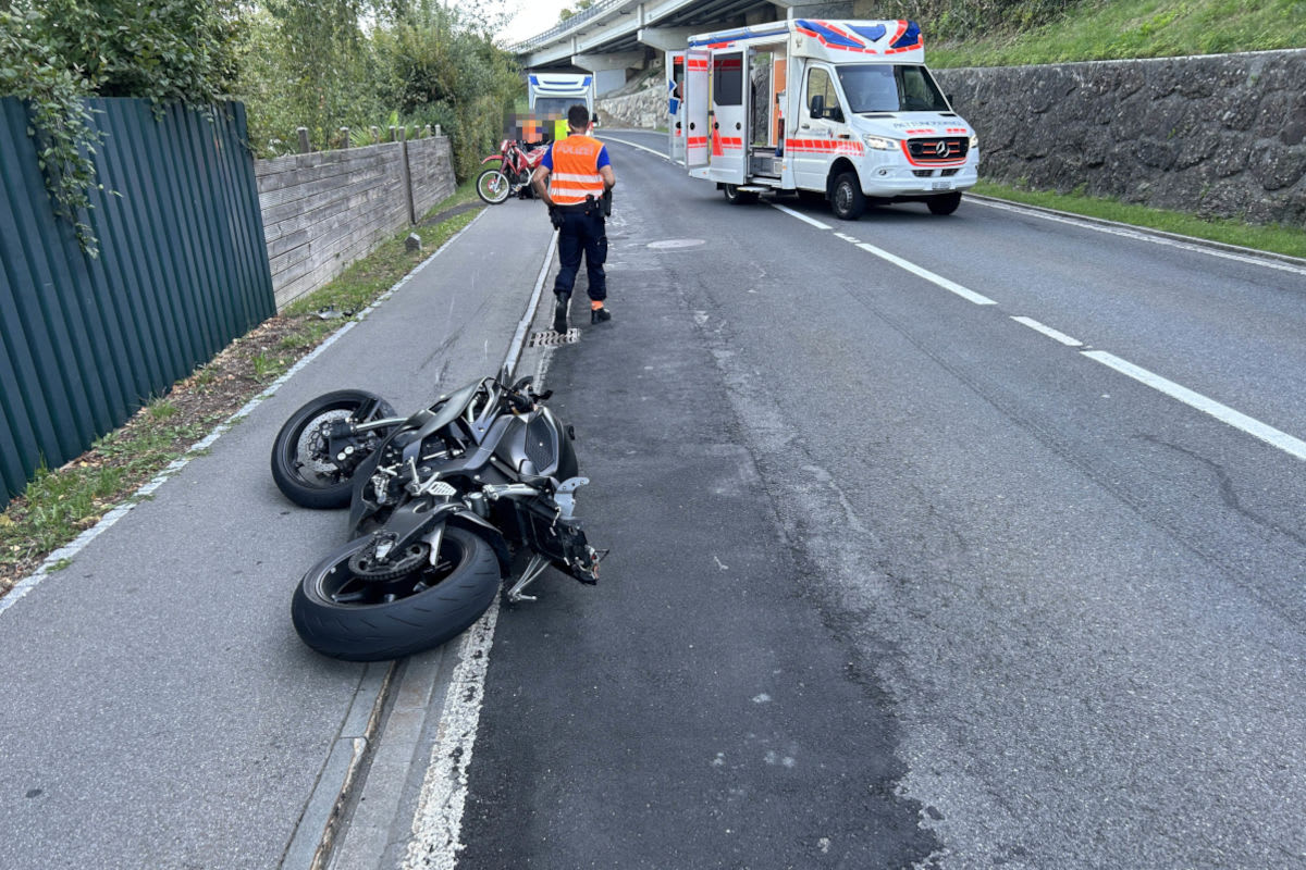Unfall in Arth SZ – Motorradlenker verliert Kontrolle und stürzt