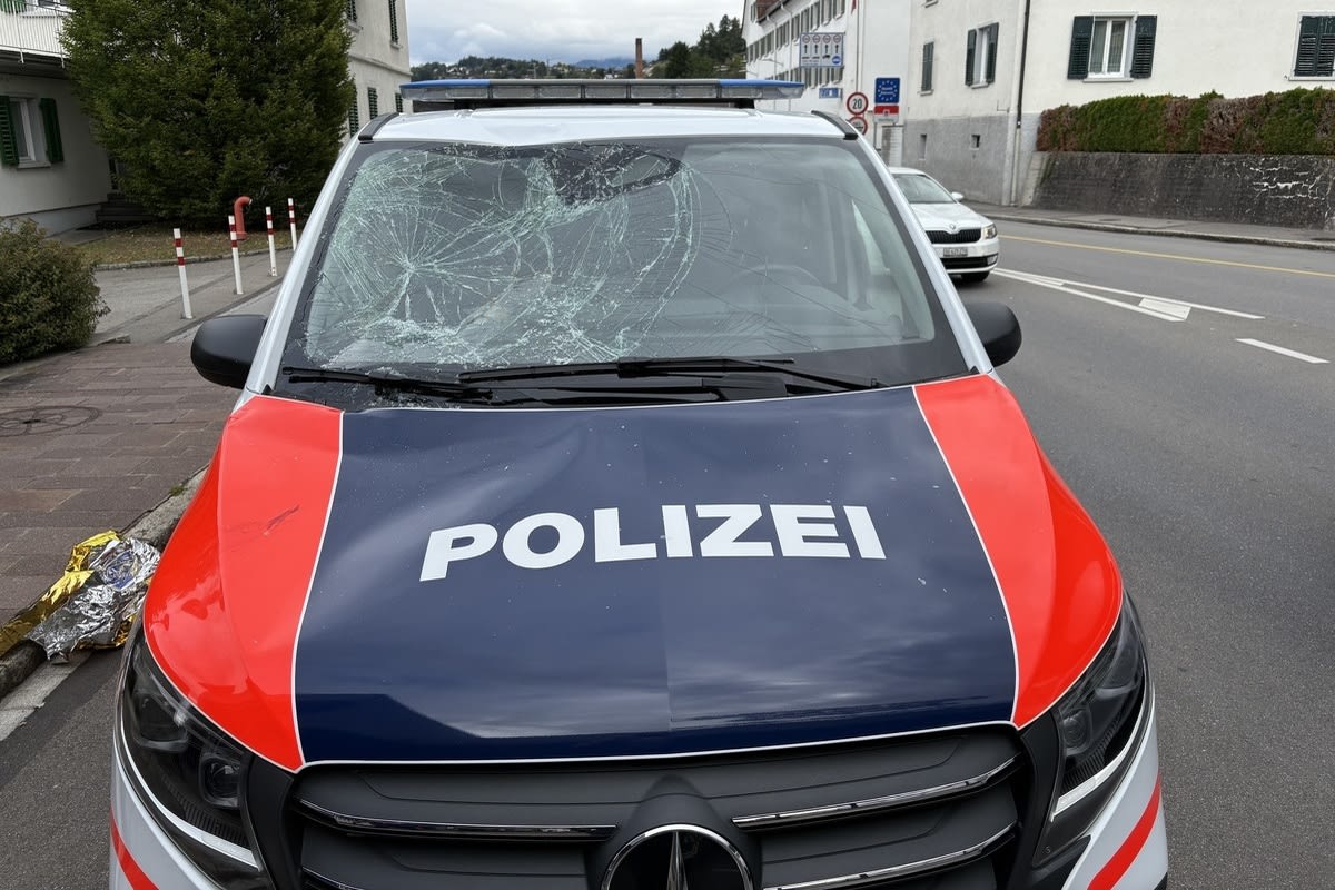 Schaanwald FL – Betrunkener flüchtet und springt auf Polizeiauto