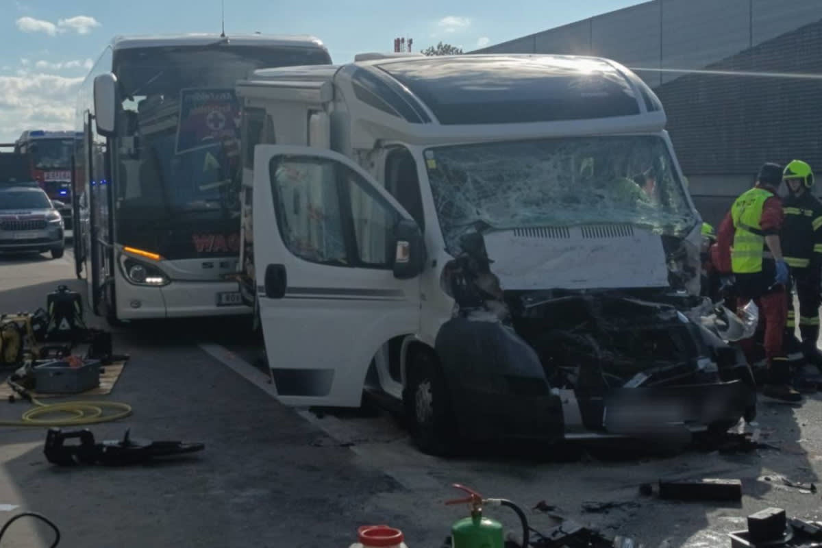 Schwerer Auffahrunfall mit Reisebus und Wohnmobil auf A1