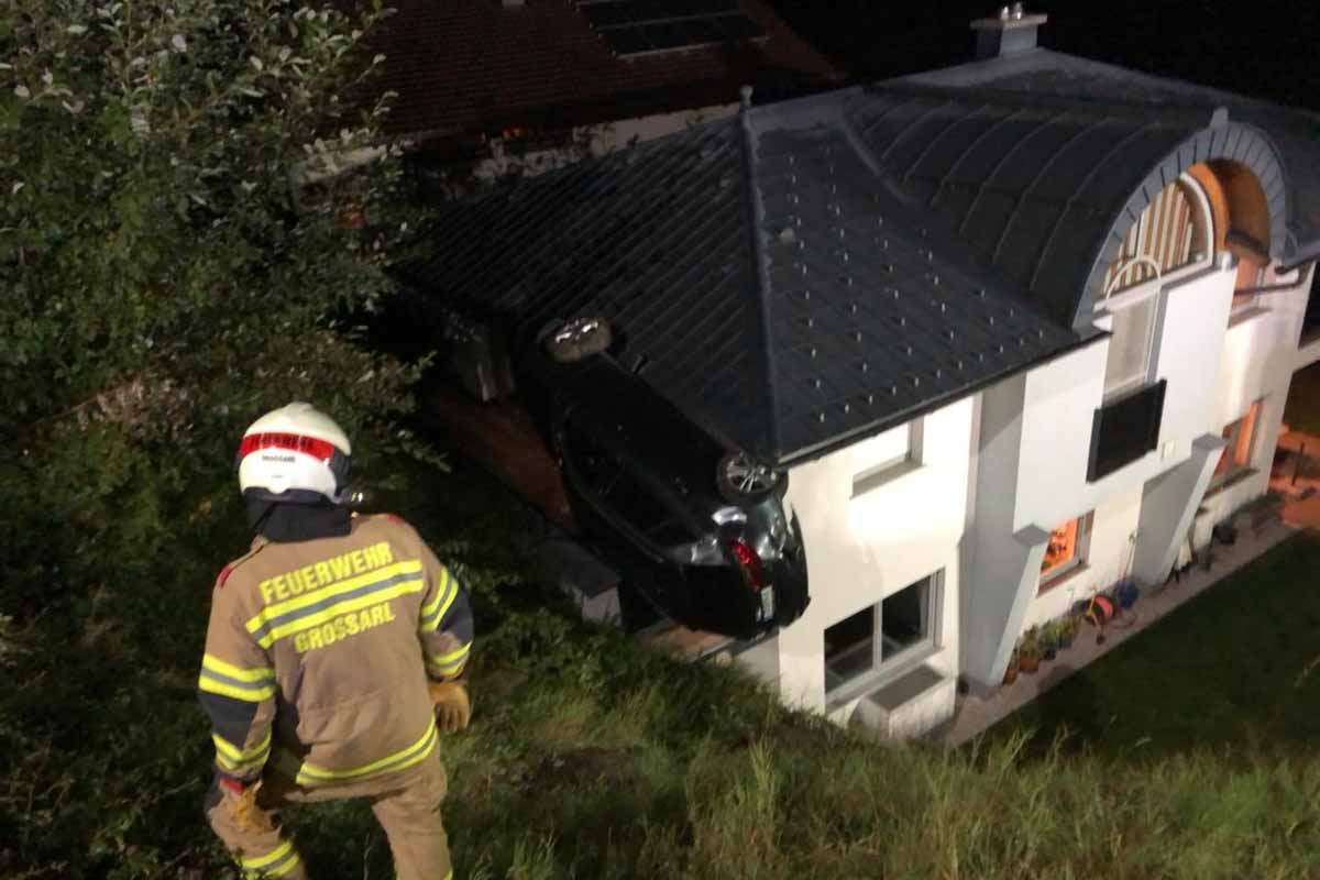 Großarl - Probeführerscheinbesitzer landet mit Auto auf Balkon