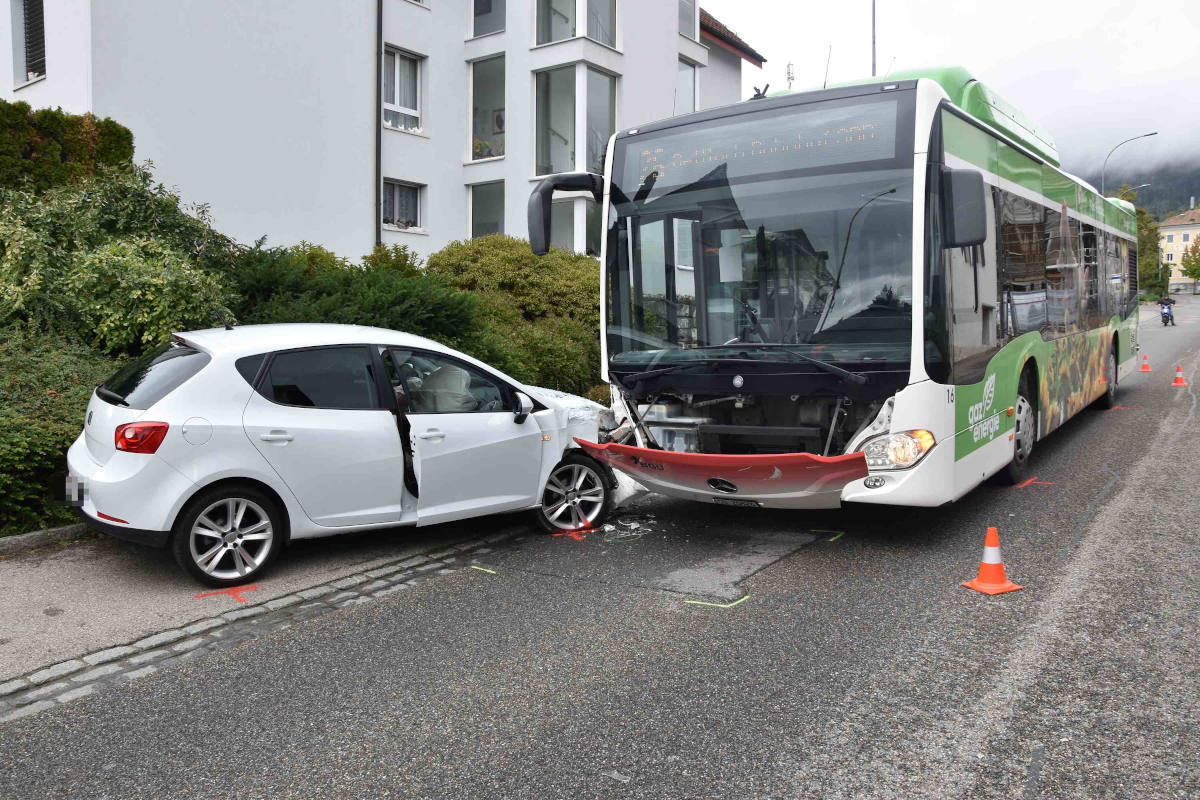 Drama in Bettlach SO – Auto kollidiert mit Linienbus