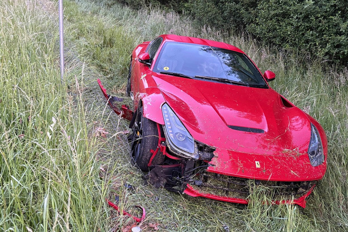 Lenzburg AG – Ferrari landet  bei Unfall neben der Autobahn