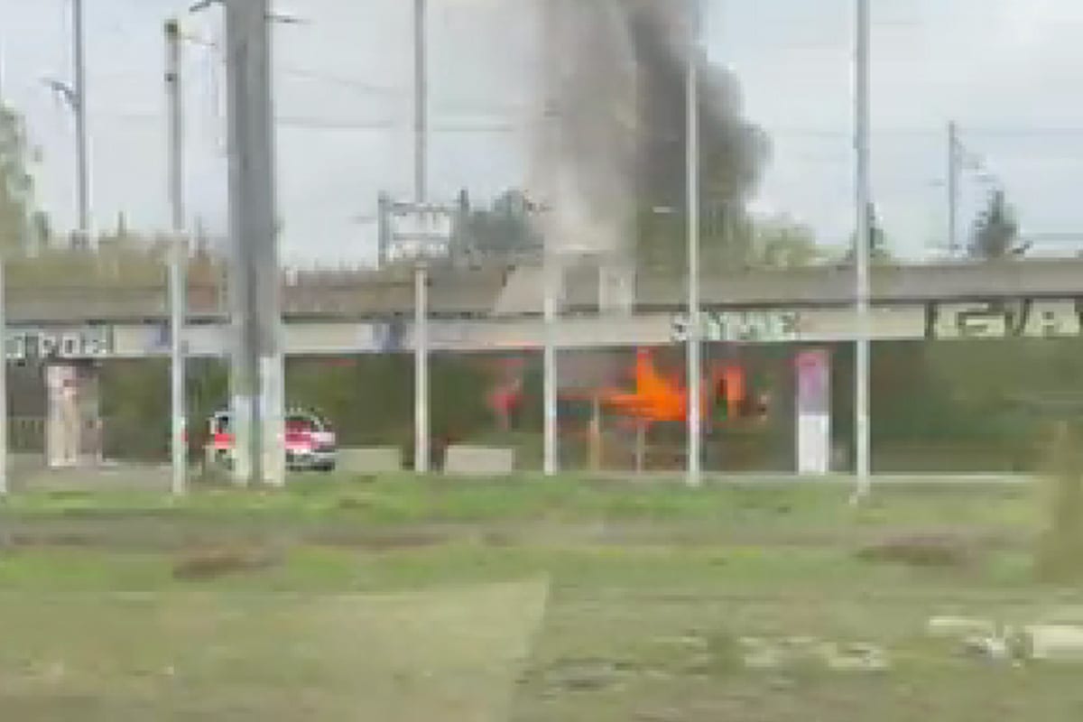 Brand in Zürich-Oerlikon – Areal neben Bahngleisen in Flammen