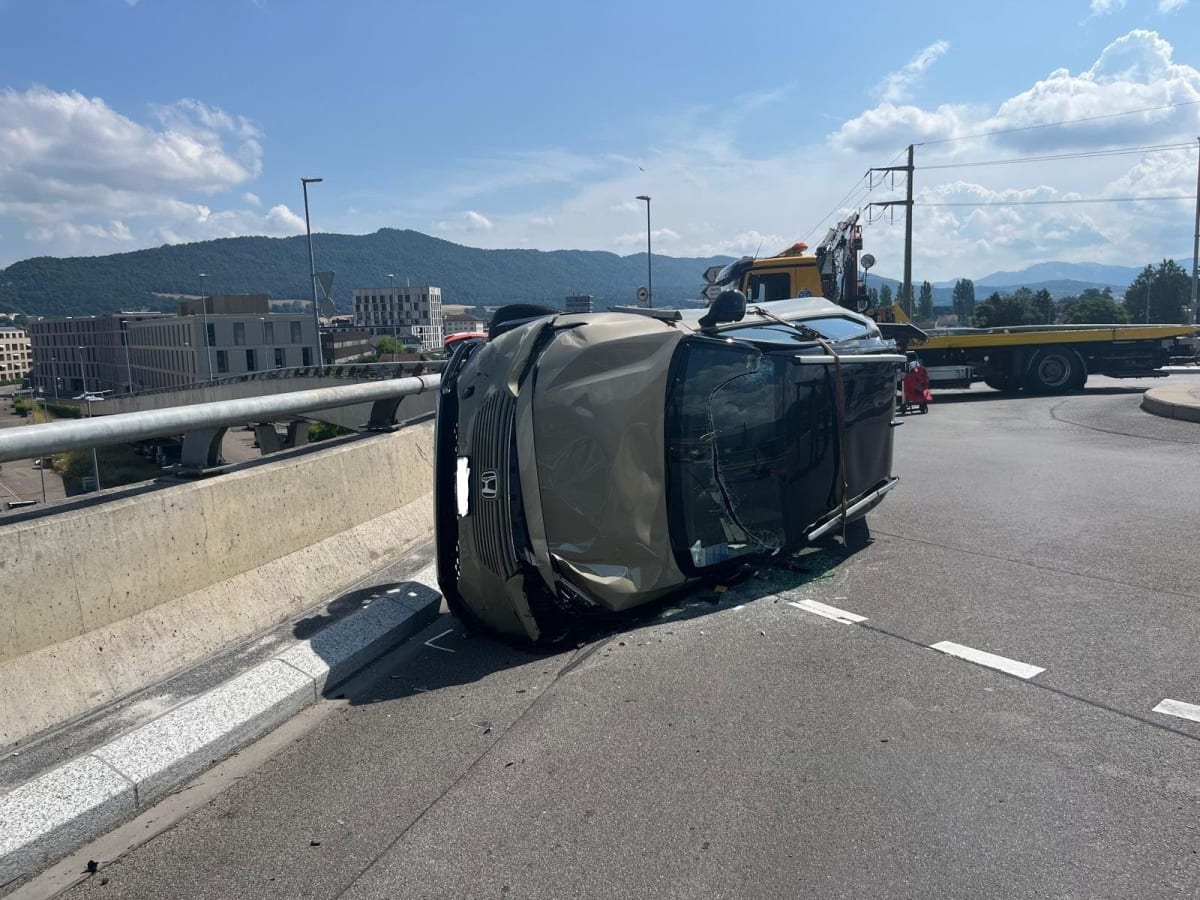 Delémont JU – Auto überschlägt sich bei Unfall