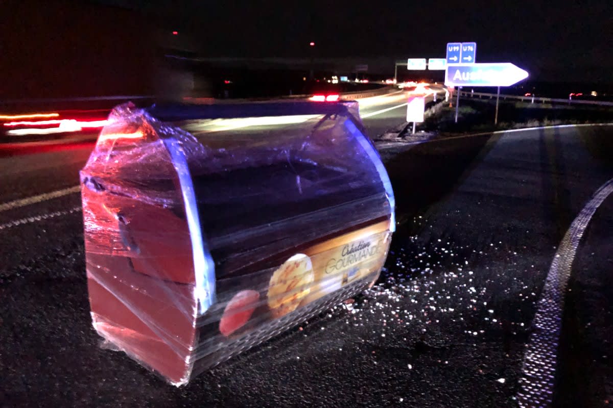 Rosdorf - A38 - Speiseeisvitrine auf der Autobahnabfahrt verloren