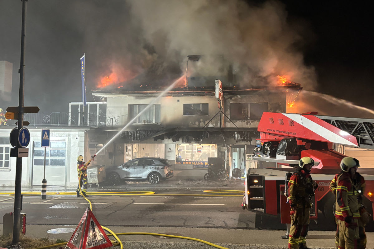 Brand in Boll BE – Gebäude mit Tankstelle steht in Flammen