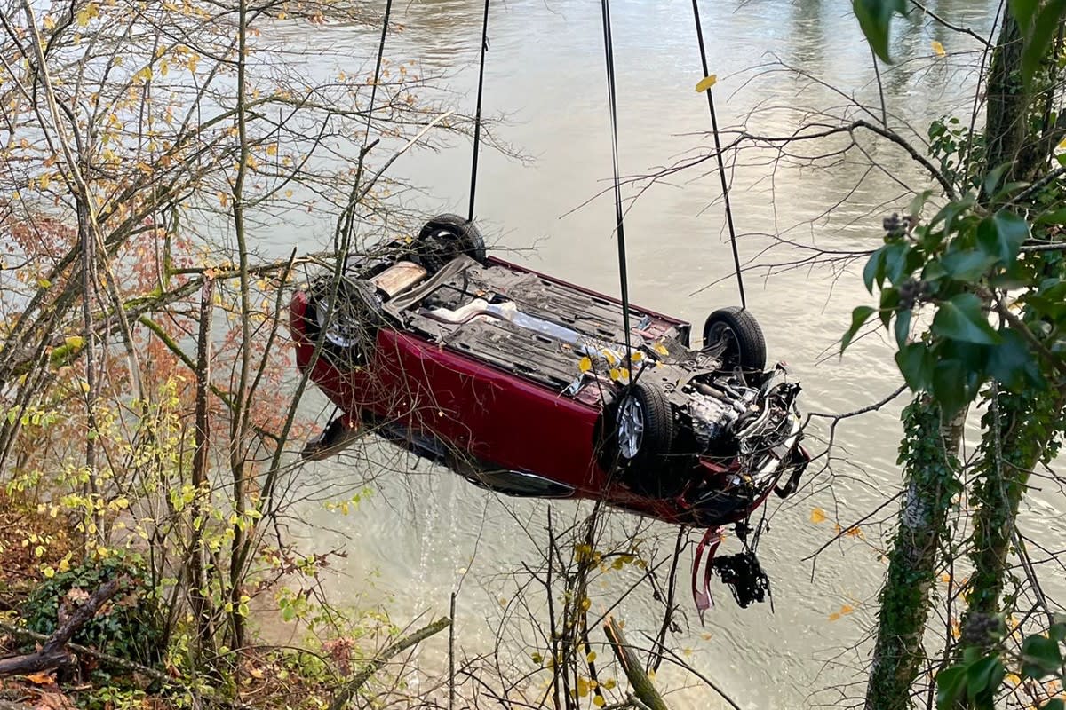 Bremgarten AG - Auto rollt weg und versinkt in Reuss