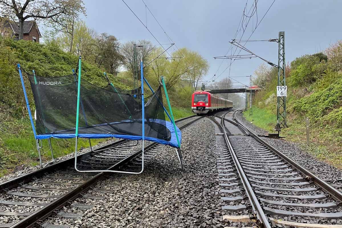 Kurioses aus Stade - Trampolin auf den S-Bahn Gleisen!
