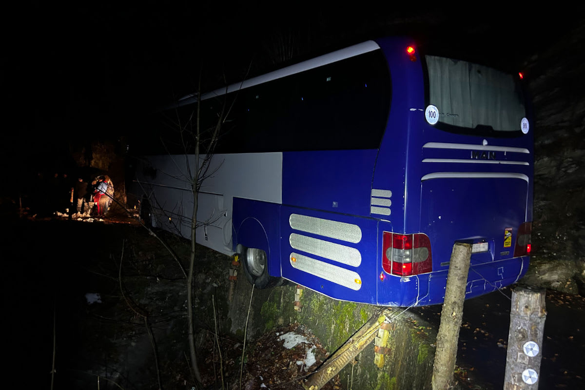 Flüeli-Ranft OW – Reisebus bleibt auf gesperrter Strasse stecken