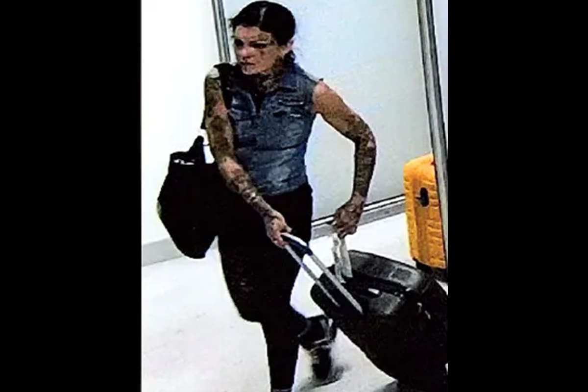 Berlin – Frau nach Kofferdiebstahl am Flughafen BER gesucht