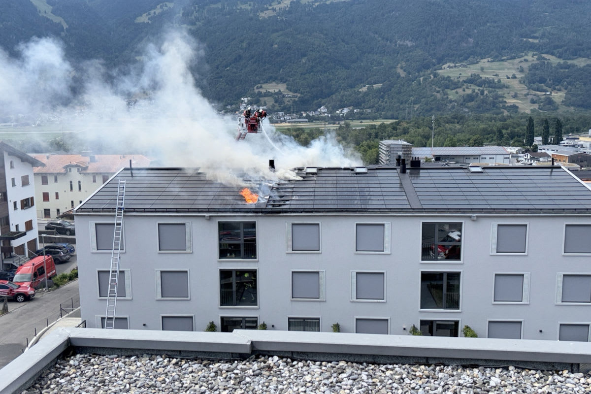 Zizers GR – Brand auf Dach eines Mehrfamilienhauses