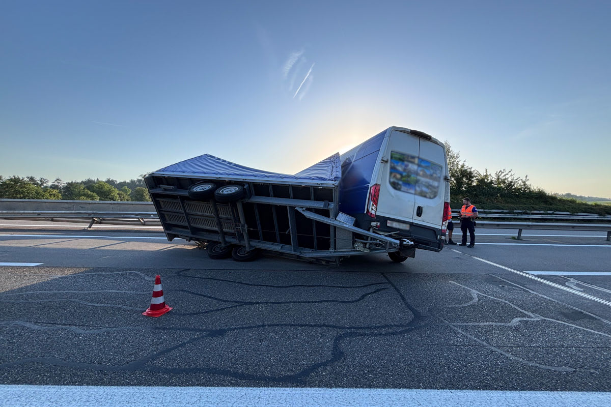 Unfall bei Grossaffoltern BE – Anhänger kippt auf A6 um