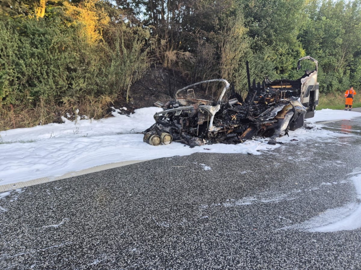 A1 Schashagen – Wohnmobil gerät während der Fahrt in Brand