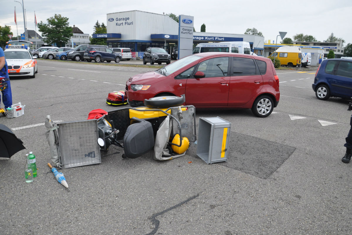 Bellach SO - Rega nach Crash zwischen Auto und Kleinmotorrad im Einsatz