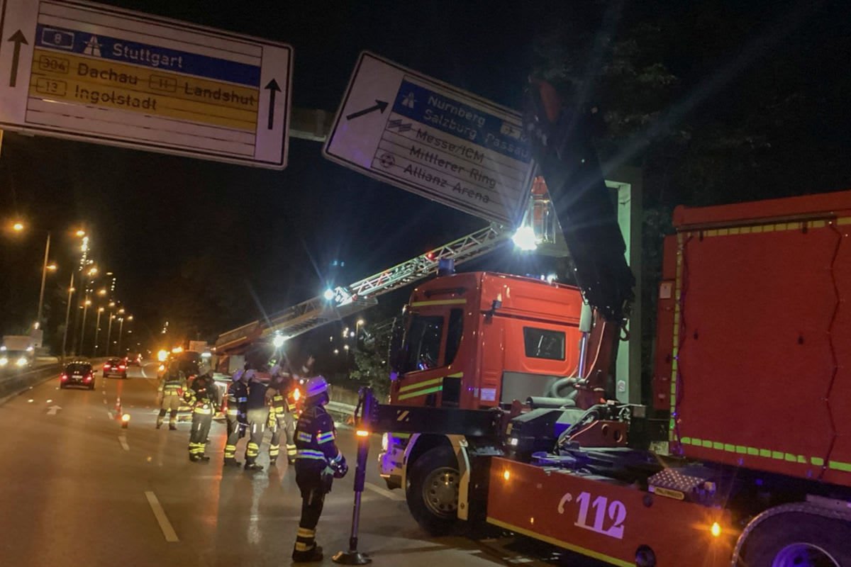 München – Feuerwehr verhindert Absturz von 800-Kilo-Verkehrsschild