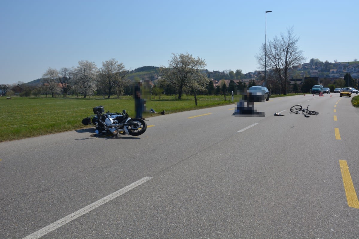Kestenholz SO - Zwei Verletzte nach Unfall zwischen E-Bike und Motorrad