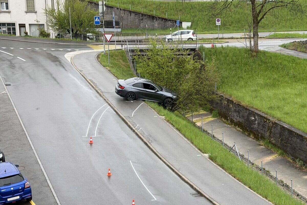 Herisau AR – Auto landet bei Unfall in Böschung