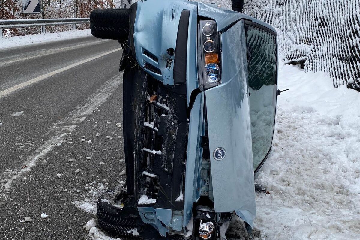 Holderbank SO - Auto bei Unfall auf die Seite gekippt