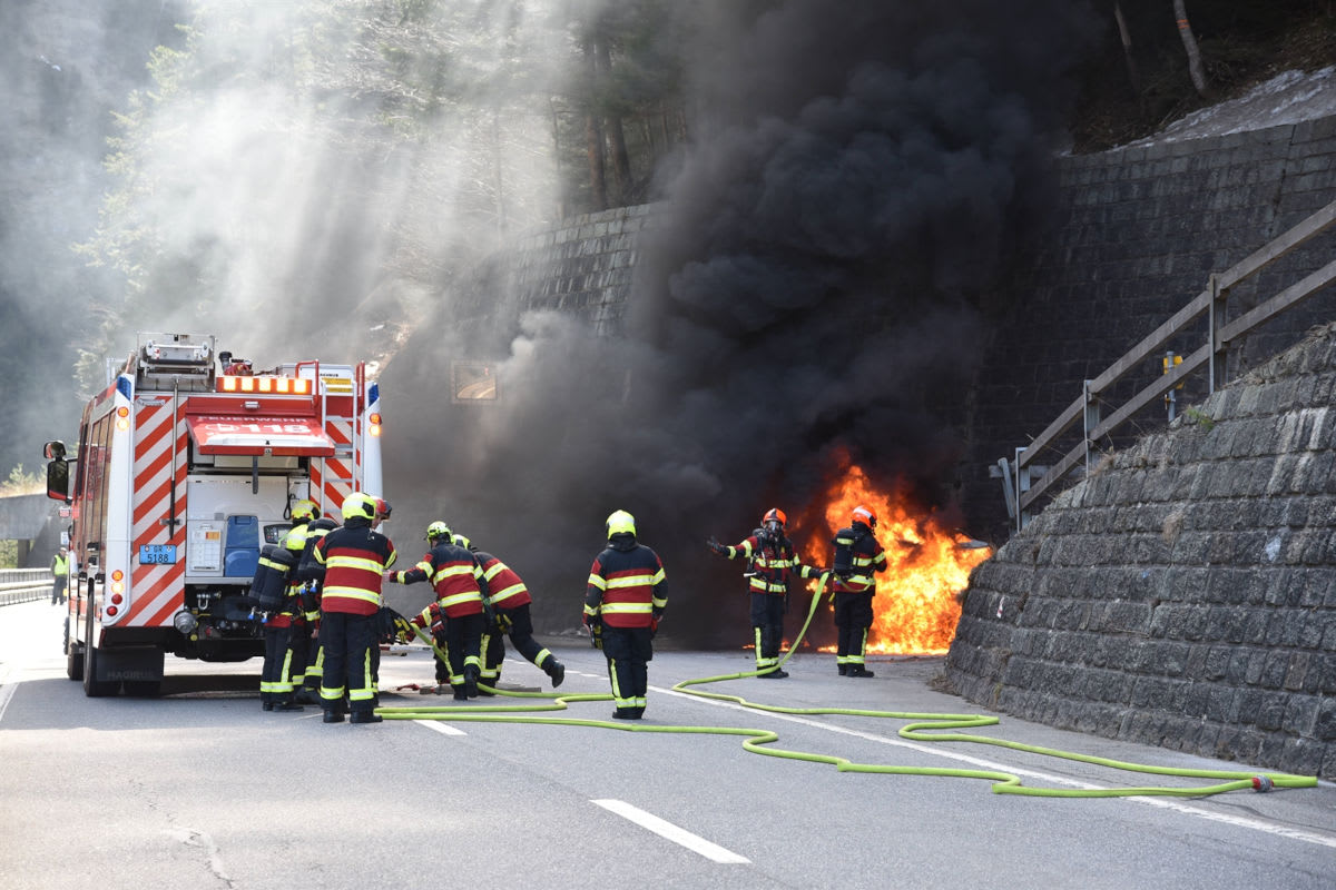Rongellen GR – Auto auf A13 komplett ausgebrannt