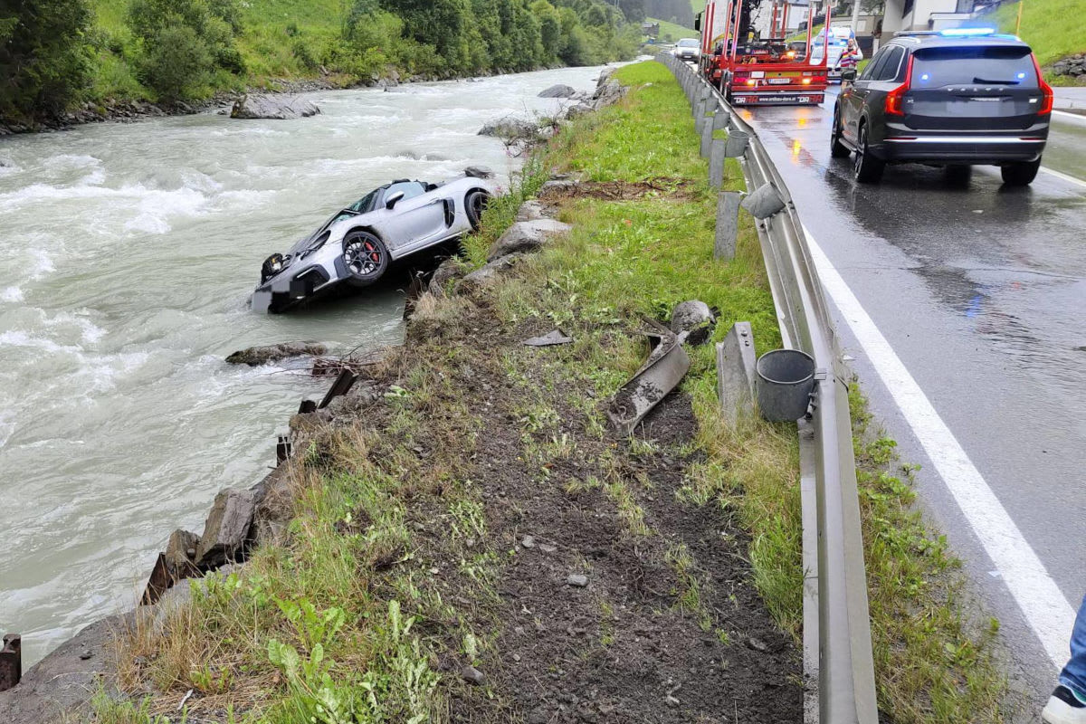Unfall in Kappl T – Porsche landet im Bach