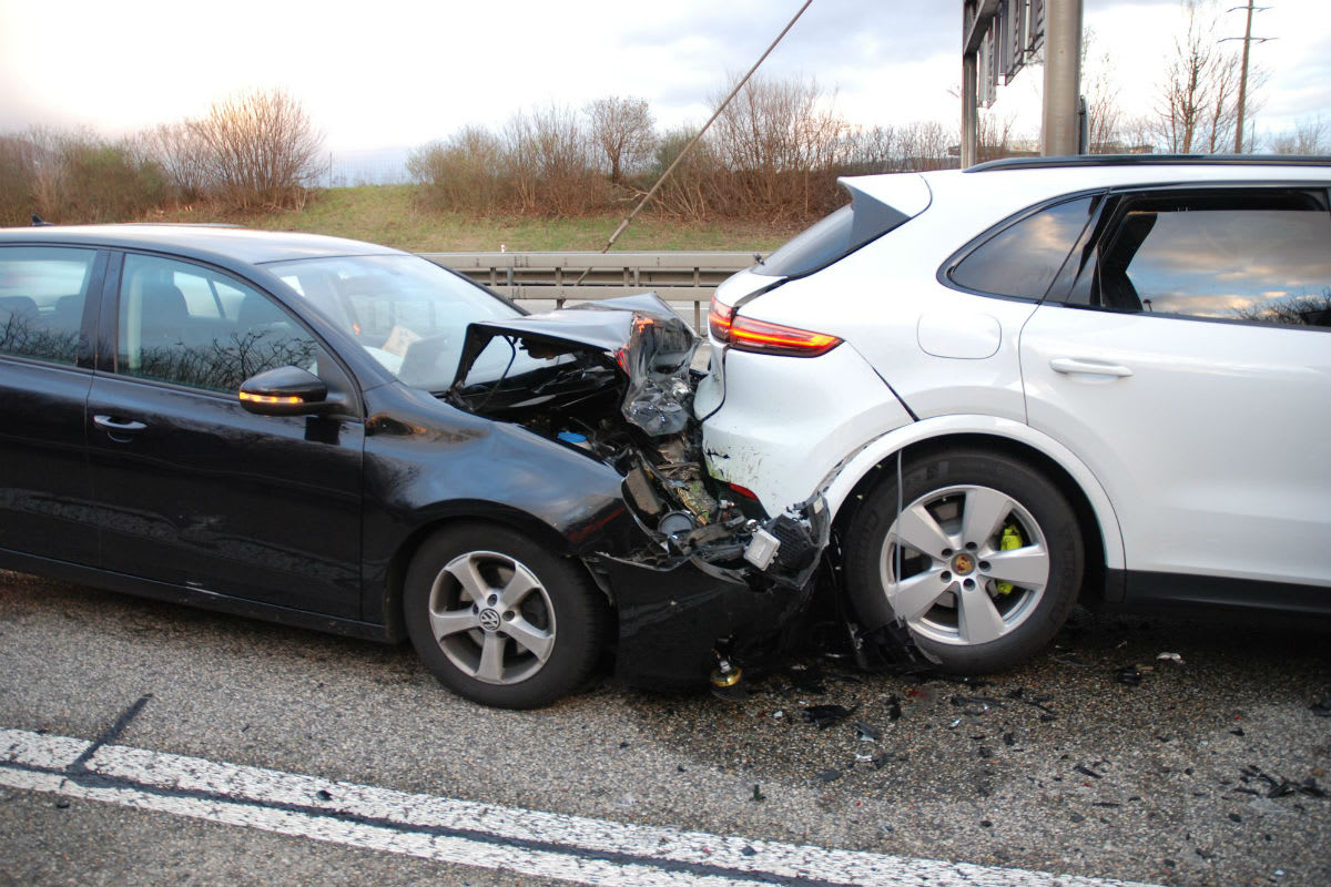Egerkingen A2 SO - Heftige Auffahrkollision mit drei Verletzten
