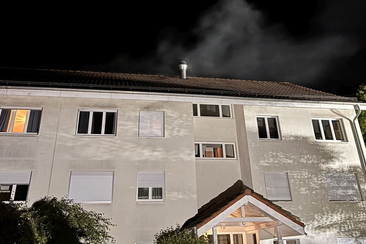 Zwingen BL – Verletzte Person nach Brand in Mehrfamilienhaus