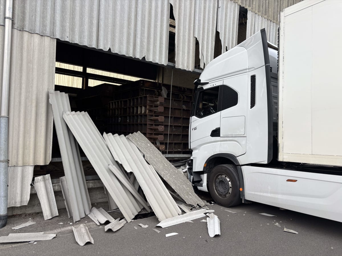 Uzwil SG – Lastwagen kracht bei Unfall in Lagerhalle