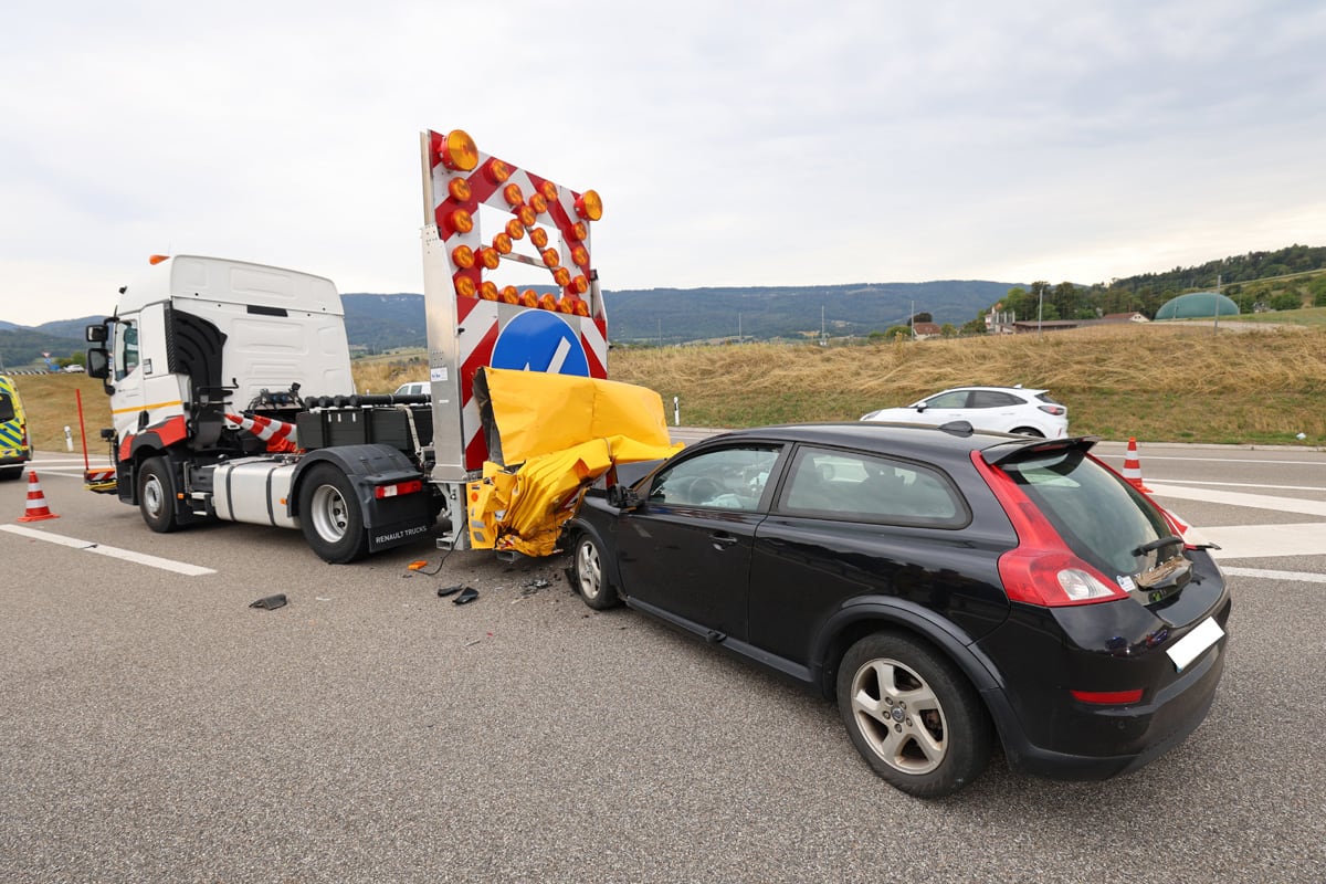 Delémont JU – Autofahrer prallt in Absicherungsfahrzeug