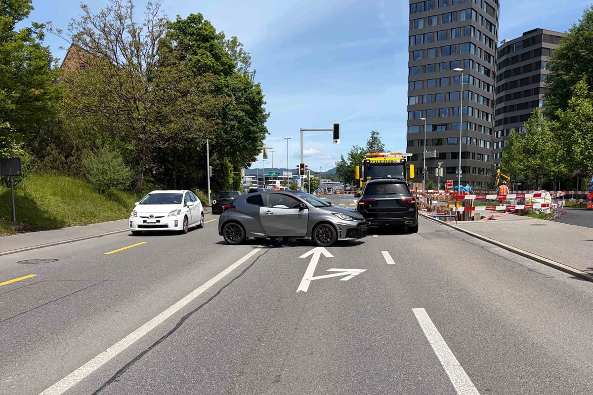 Cham ZG – Autolenker (72) verursacht Unfall im Gegenverkehr