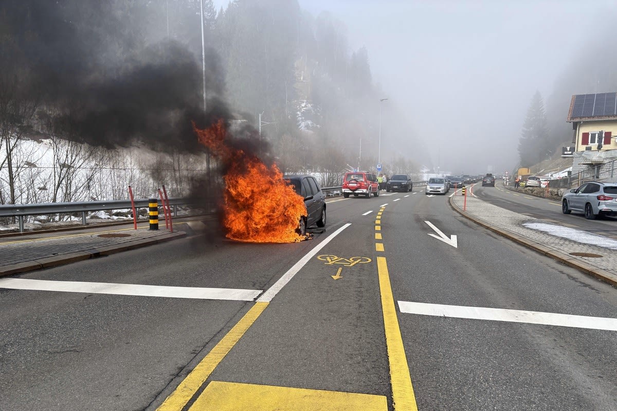 Einsiedeln SZ – Auto gerät bei Ampel in Brand
