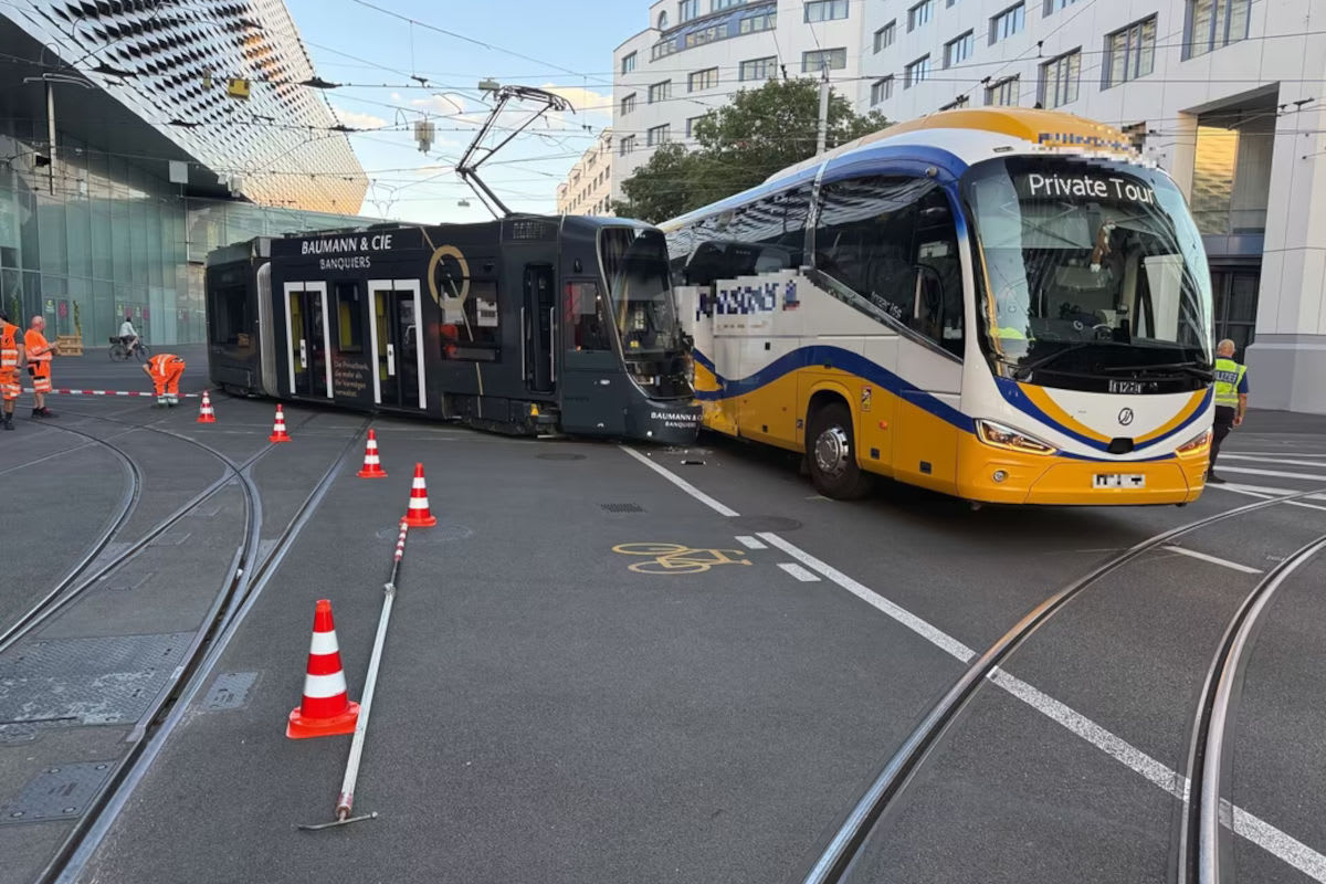 Basel – Tram nach Unfall mit Reisecar entgleist