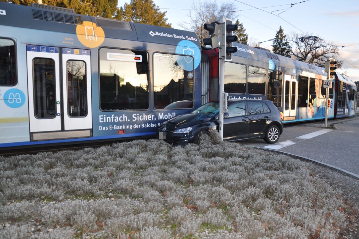 Solothurn SO - VW Golf wurde nach Kollision mit Bipperlisi eingeklemmt