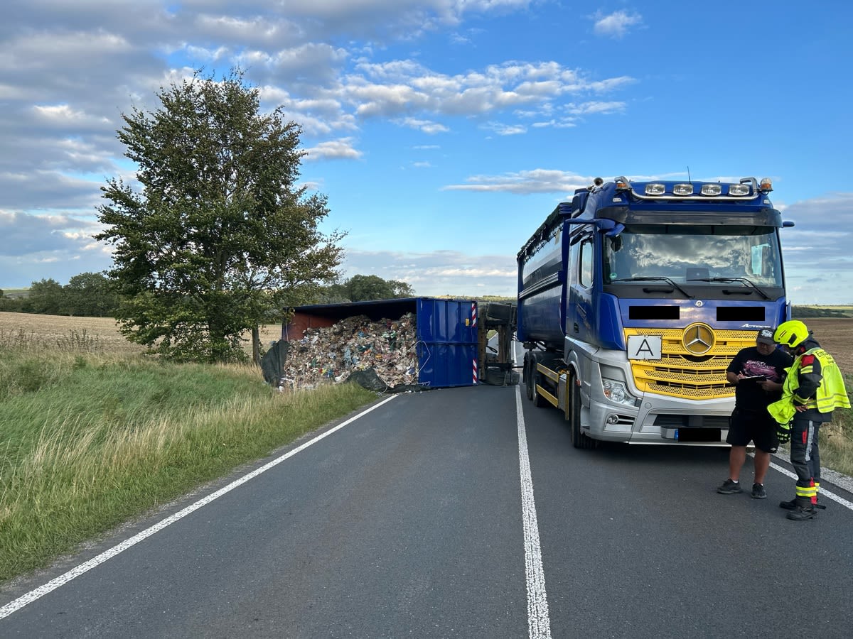 Umpferstedt – Lkw-Anhänger kippt um – Müll auf B7 verteilt