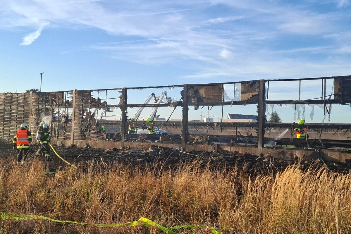 St. Florian – Lärmschutzwand und Feld an A1 in Brand geraten