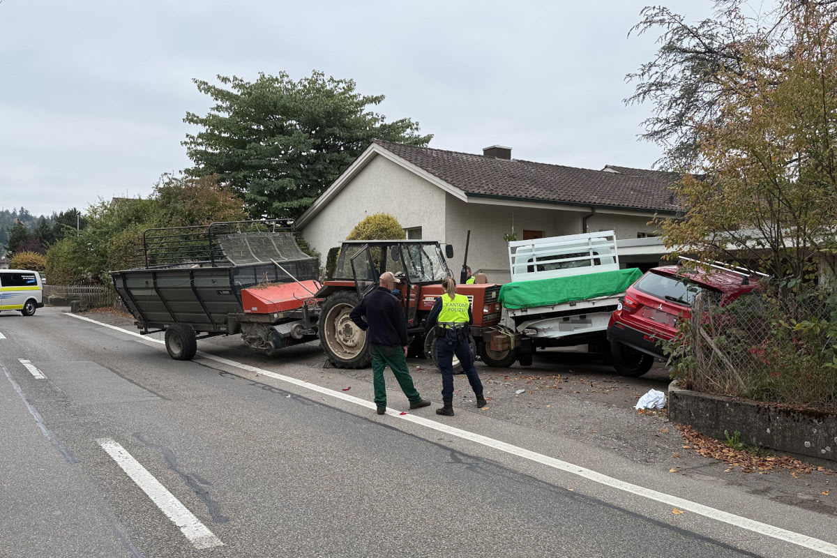 Unfall in Lenzburg AG – Traktor prallt gegen Autos