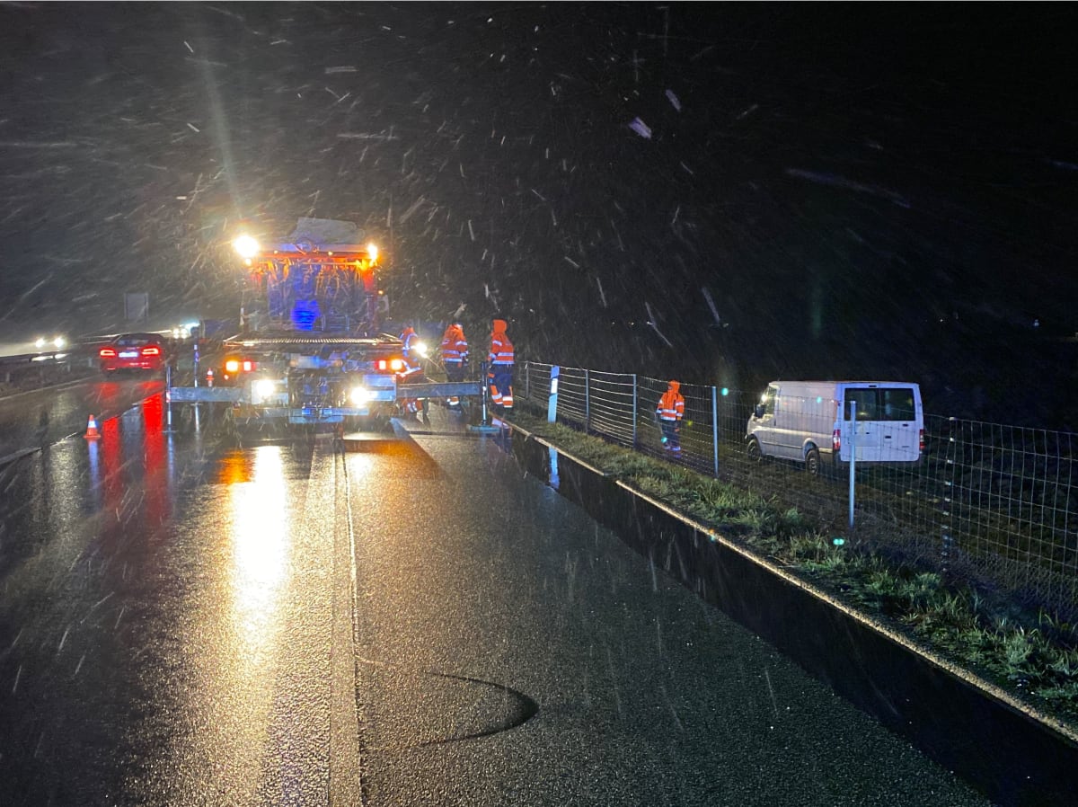 A1 Oensingen SO – Lieferwagen durchbricht Wildschutzzaun