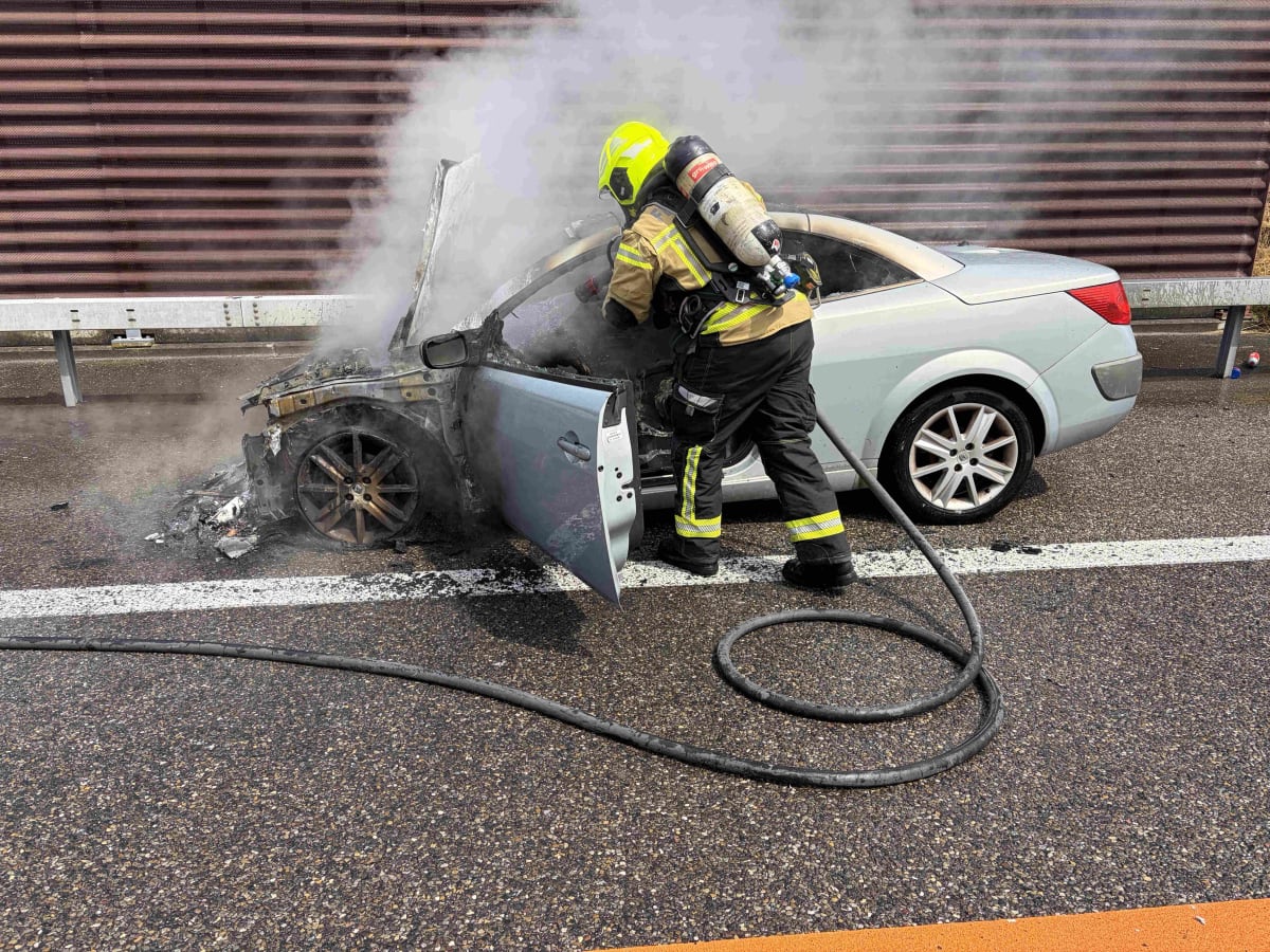 A1 bei Rheineck SG – Auto brennt vollständig aus
