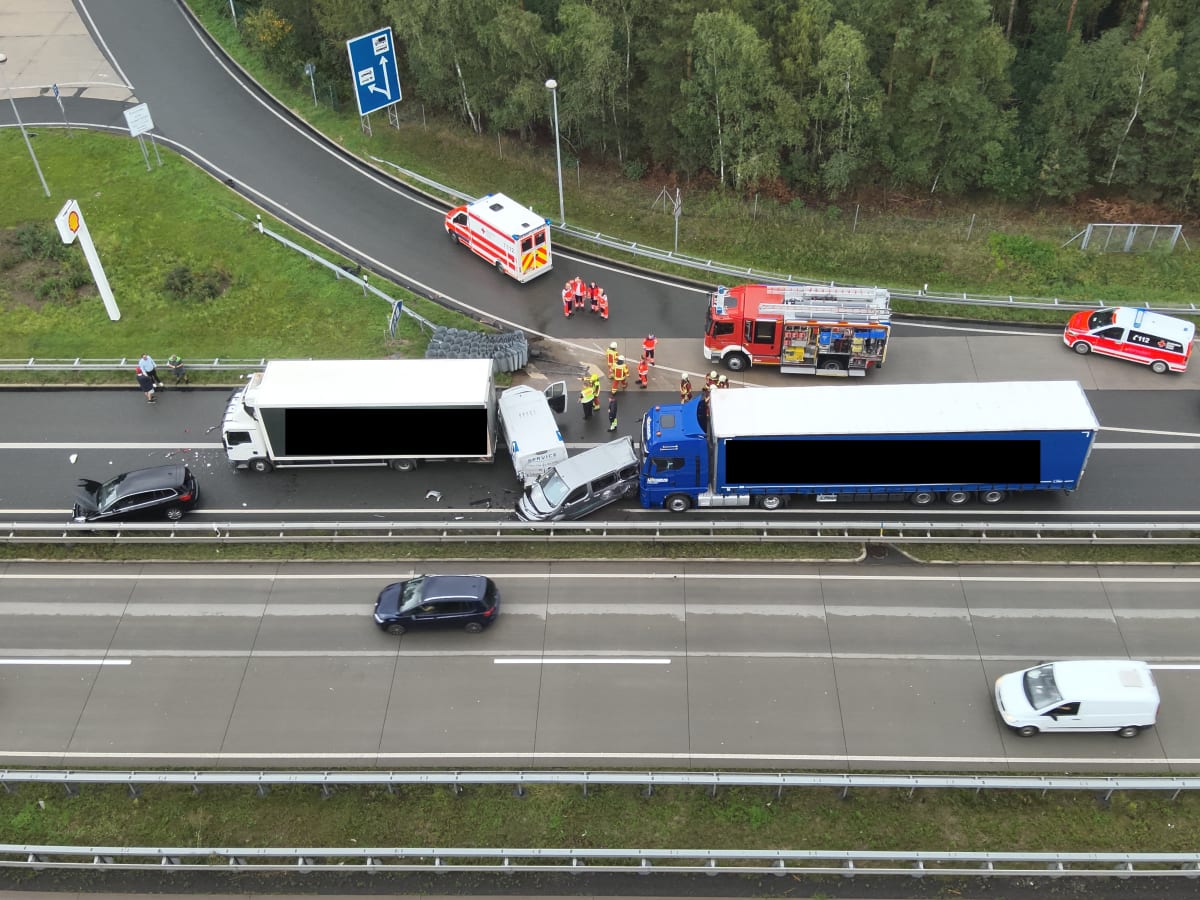 A9 Hermsdorf – Sechs Fahrzeuge bei Unfall von Lkw zusammengeschoben