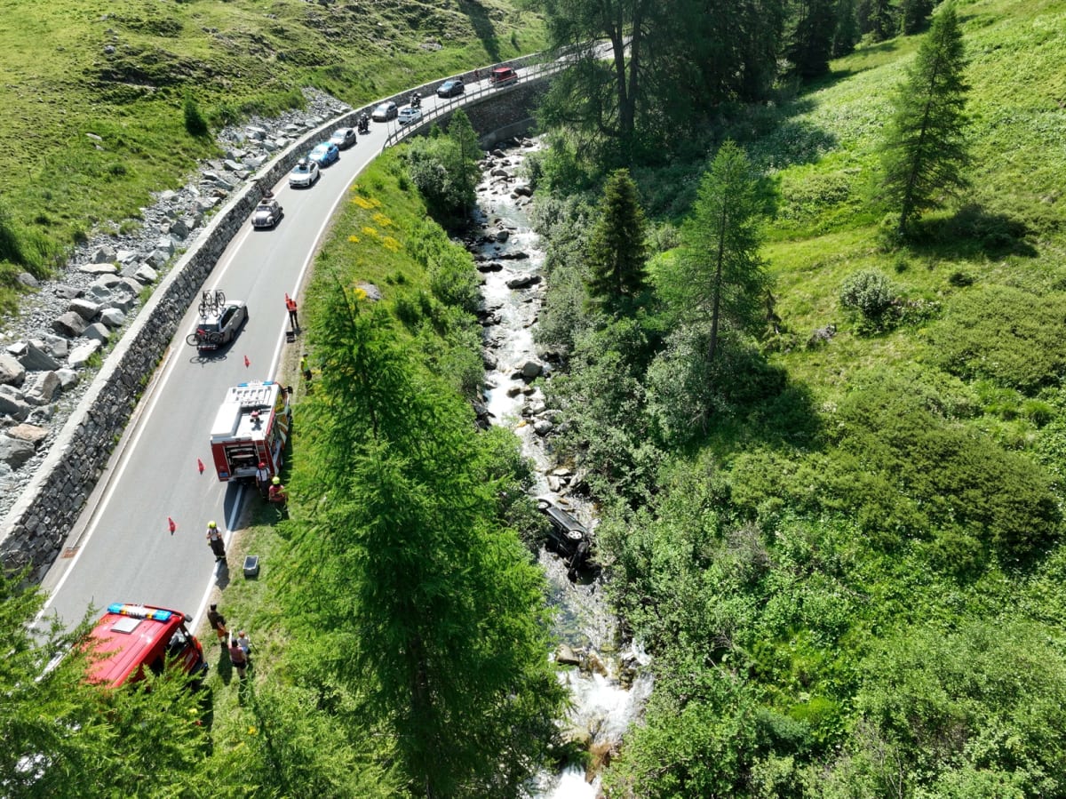 Rheinwald GR – Auto stürzt bei Unfall Abhang hinunter