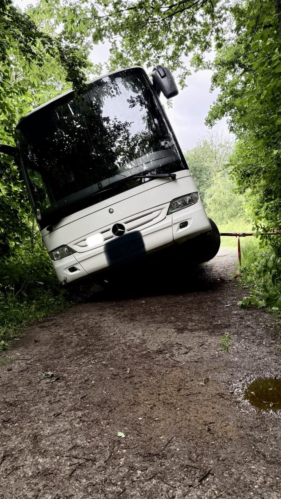 Ratingen – Linienbus bleibt auf Waldweg stecken