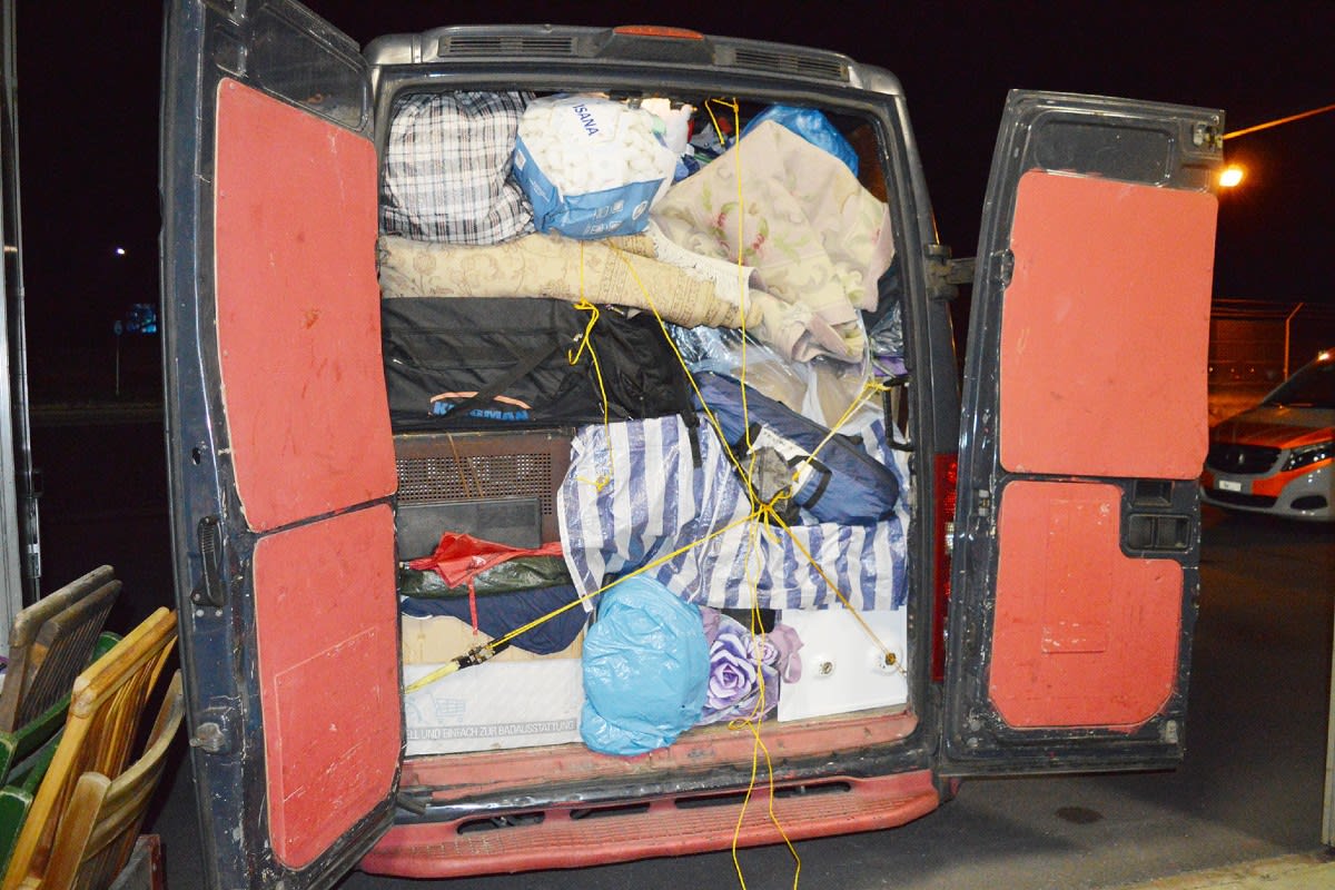 Total überladen in Stans NW  auf der Autobahn A2 erwischt - Der Lieferwagen platze aus allen Nähten!