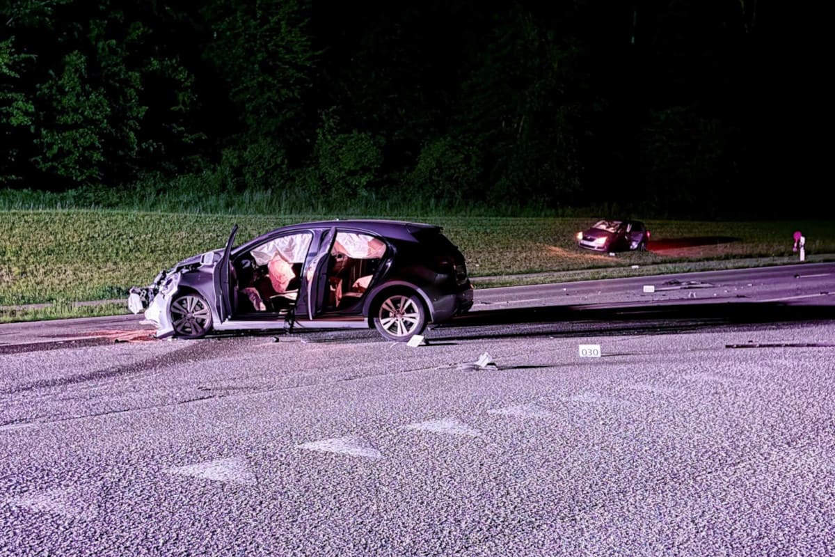 Weiach ZH – Heftiger Unfall zwischen zwei Personenwagen