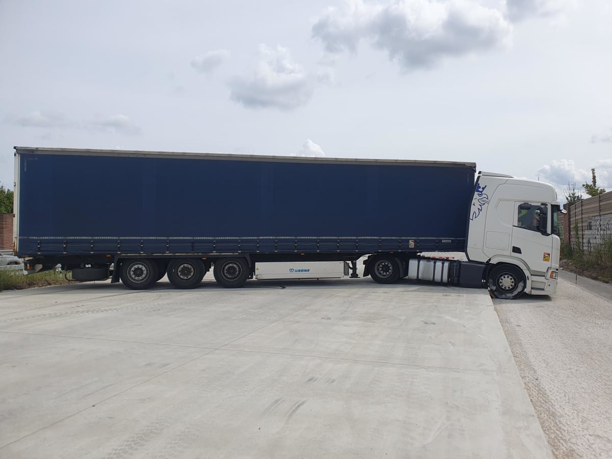 Hildesheim – Sattelzug bleibt in Baustelle auf A7 stecken