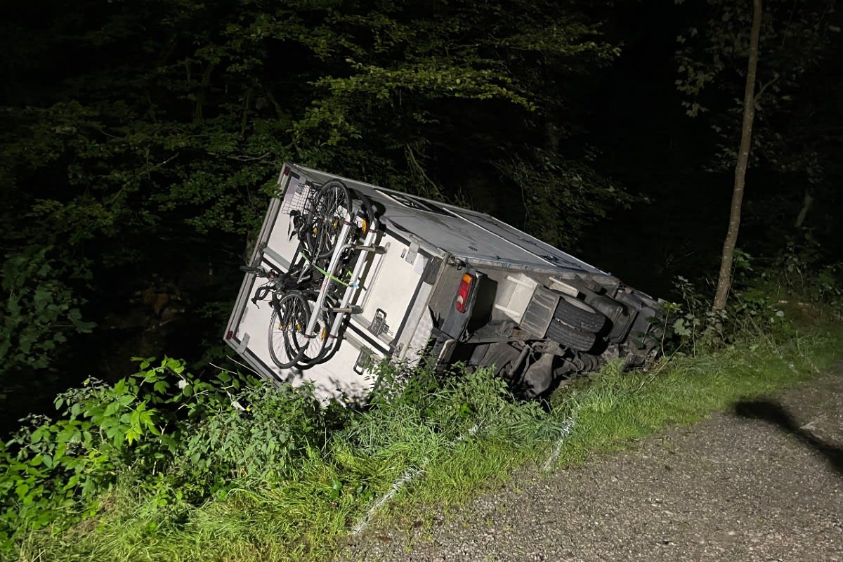St. Gallen - Wohnmobil fällt fast in Bach - Insassen leicht verletzt