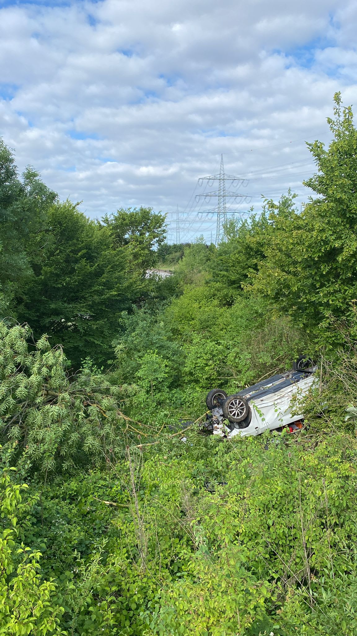 Wiesbaden – Autofahrer nach Unfall und Überschlag schwer verletzt