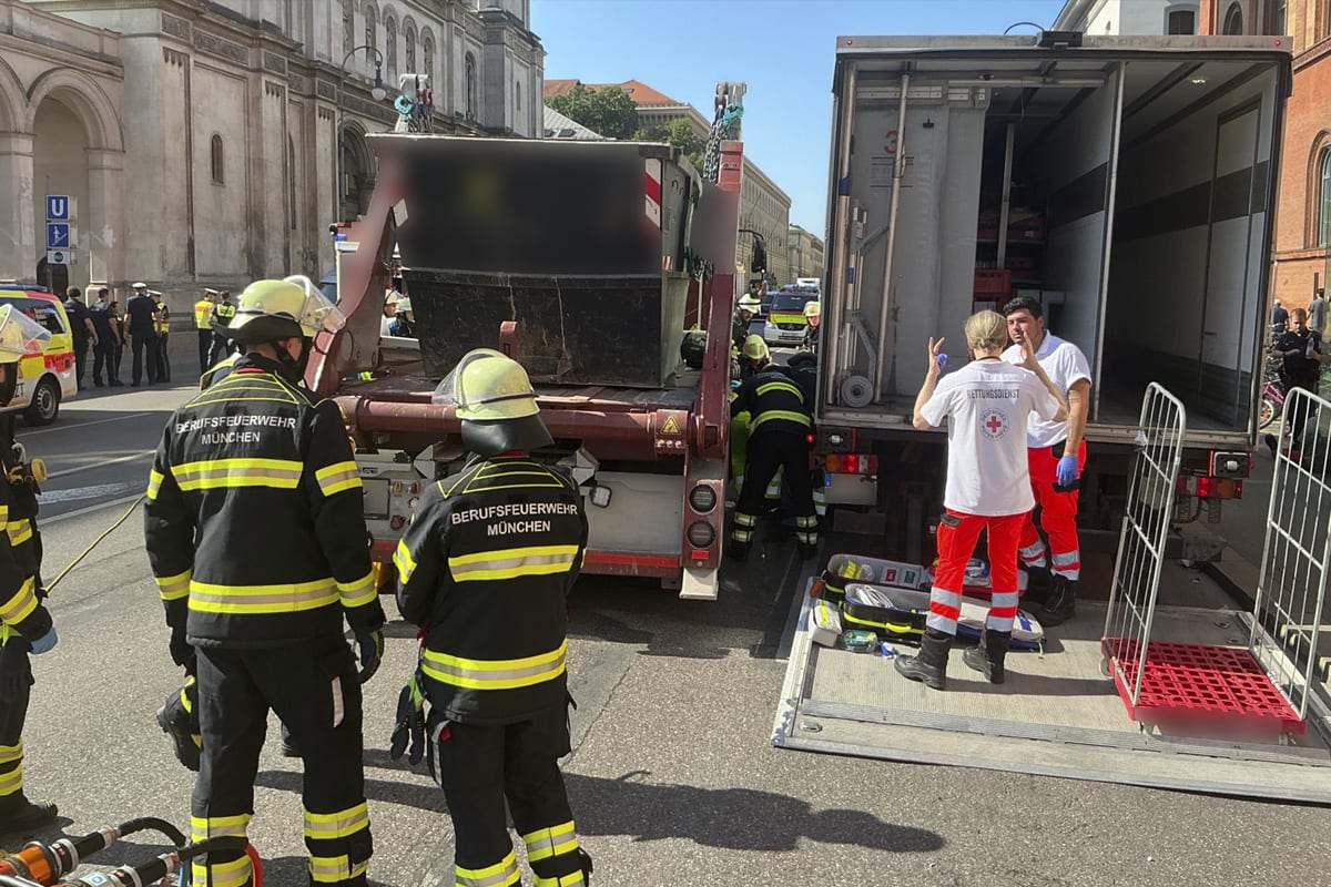 München – Rollerfahrer zwischen Lastwagen eingeklemmt und verletzt