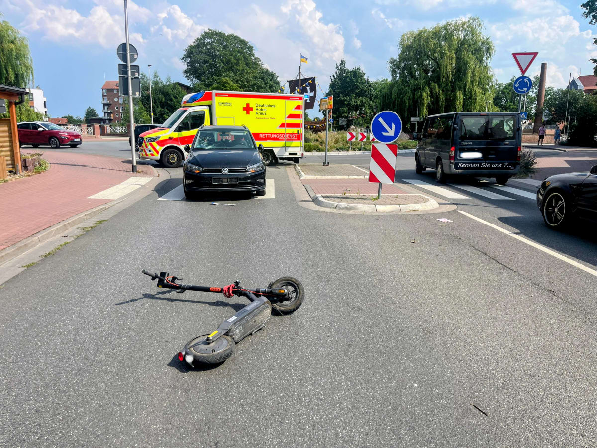 Buxtehude – E-Scooter-Fahrerin auf Fußgängerweg von Auto erfasst